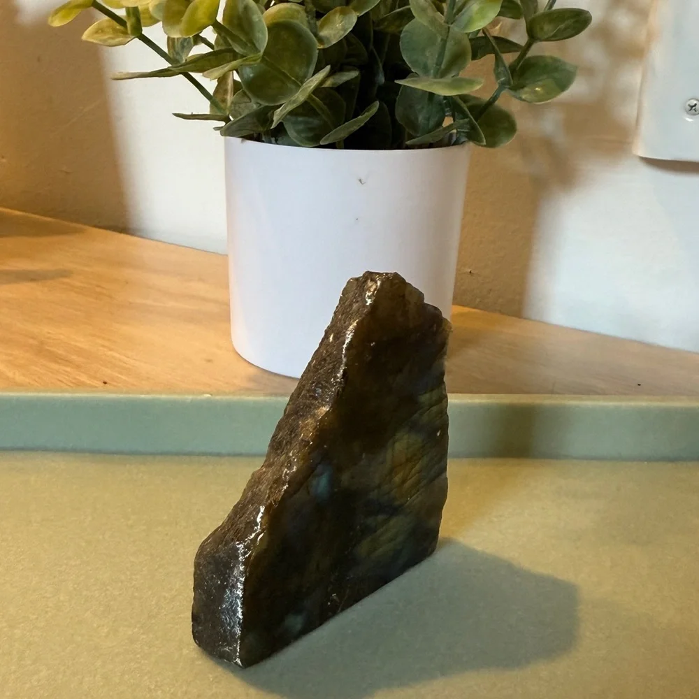 Iridescent Labradorite Stone - Picture 3 of 8